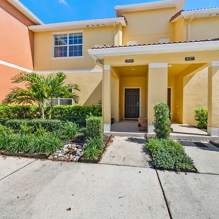 Lakefront 4 Bed Private Oasis Location
